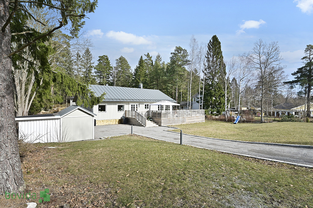 Omläggning Plåttak Garage. Barkaby Vålberga Järfälla