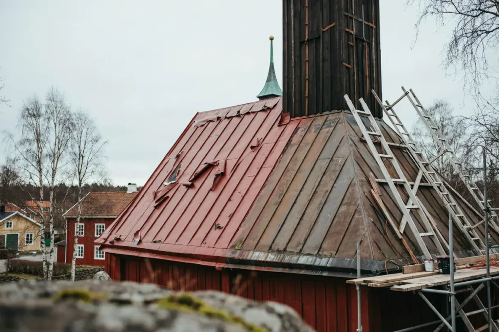 att t nka p vid m lning av kyrktak